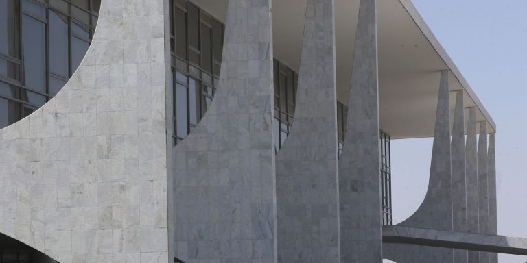 Governo sanciona proibição do uso de linguagem neutra em órgão