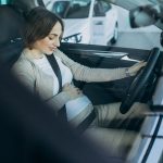 Grávida pode dirigir carro, moto e caminhão?