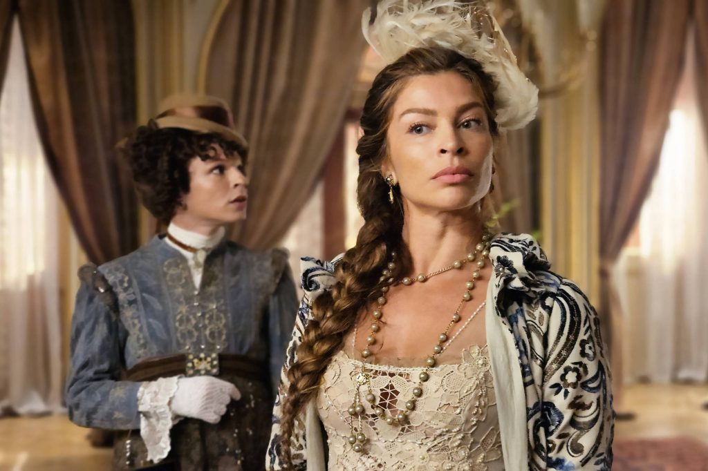 Grazi Massafera é estrela em novela da concorrente da Globo