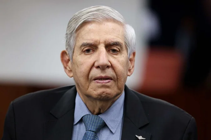 Heleno e Paulo Sérgio Nogueira são presos no Comando Militar