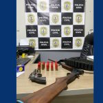 Homem é preso por posse ilegal de armas e munições