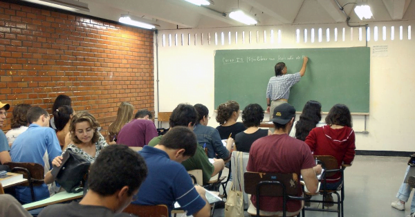 IBGE: Número de trabalhadores com ensino superior aumenta no Brasil