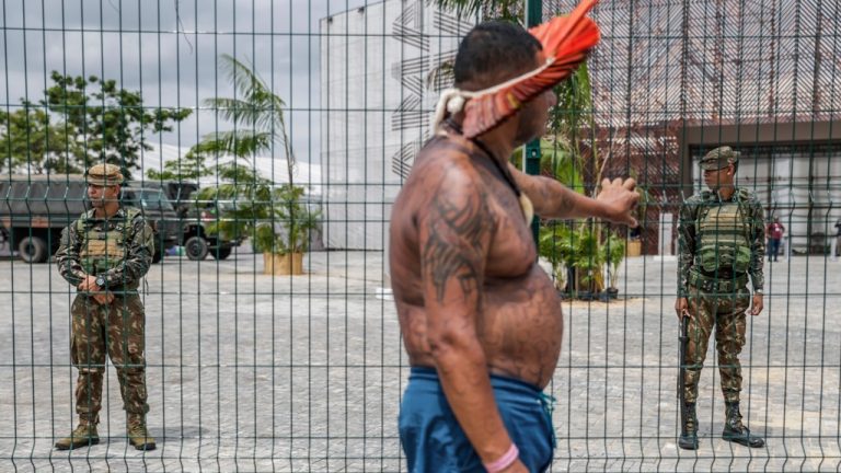 Indígenas voltam a protestar na COP 30 e bloqueiam entrada