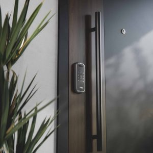 Intelbras lança fechadura inteligente com leitura da palma da mão