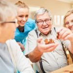 Interações sociais podem atrasar sintomas de Alzheimer, indica estudo