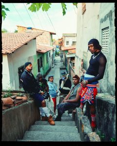Jovens estilistas lançam projeto Joias do Bairro
