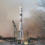 Lançamento cheio de simbolismo leva três astronautas à Estação Espacial