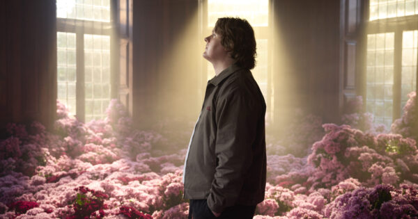 Lewis Capaldi actua na Praia do Relógio, na Figueira da