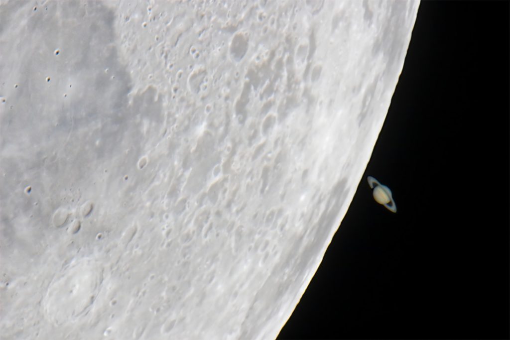 Lua encerra novembro “ao lado” de Saturno