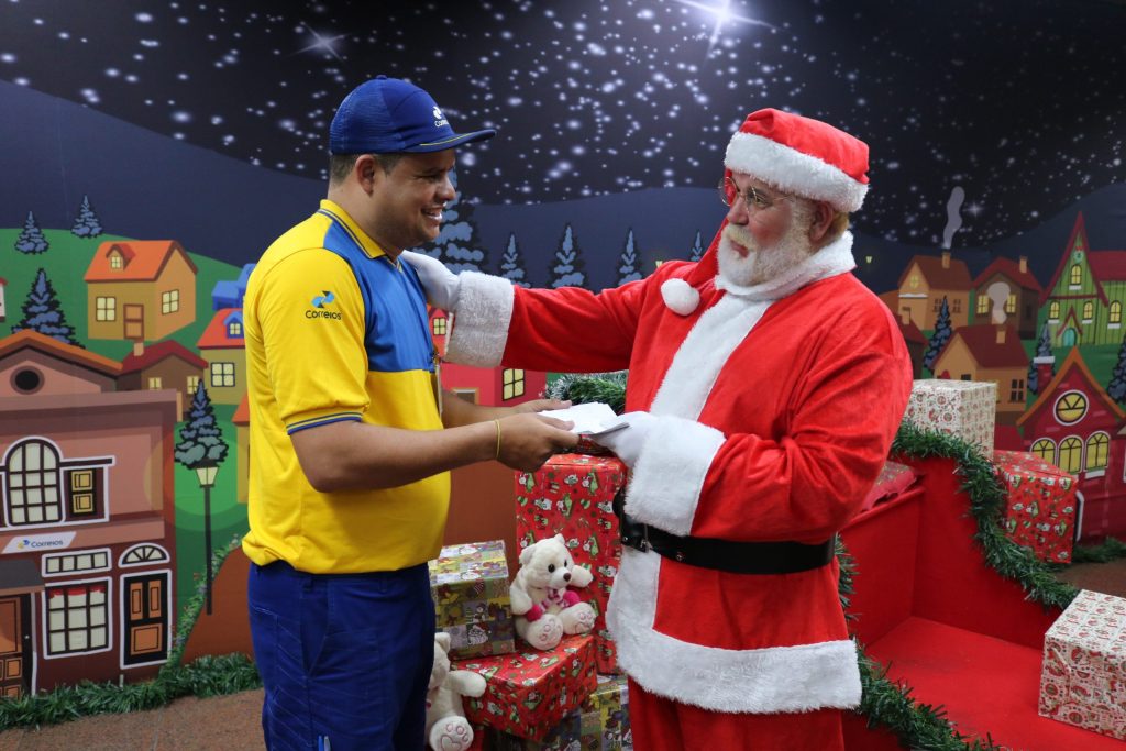 Mais de 100 mil cartinhas do Papai Noel dos Correios