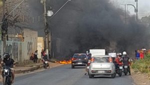 Manifestantes bloqueiam Estrada de Ribamar em protesto contra remoção de
