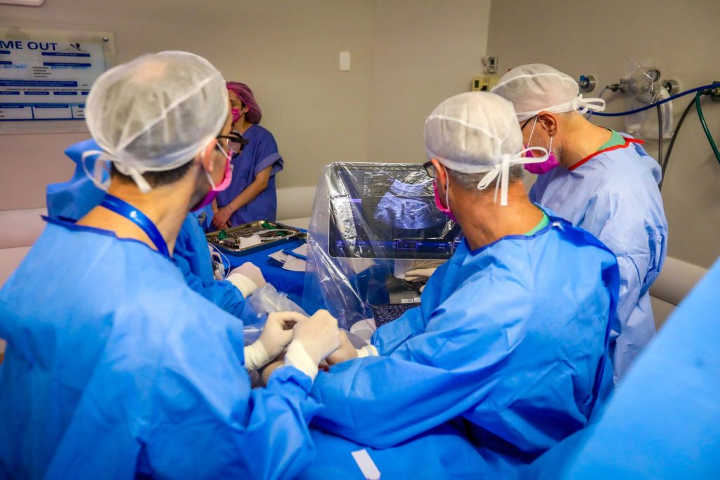 Médicos operam coração de feto dentro da barriga da mãe