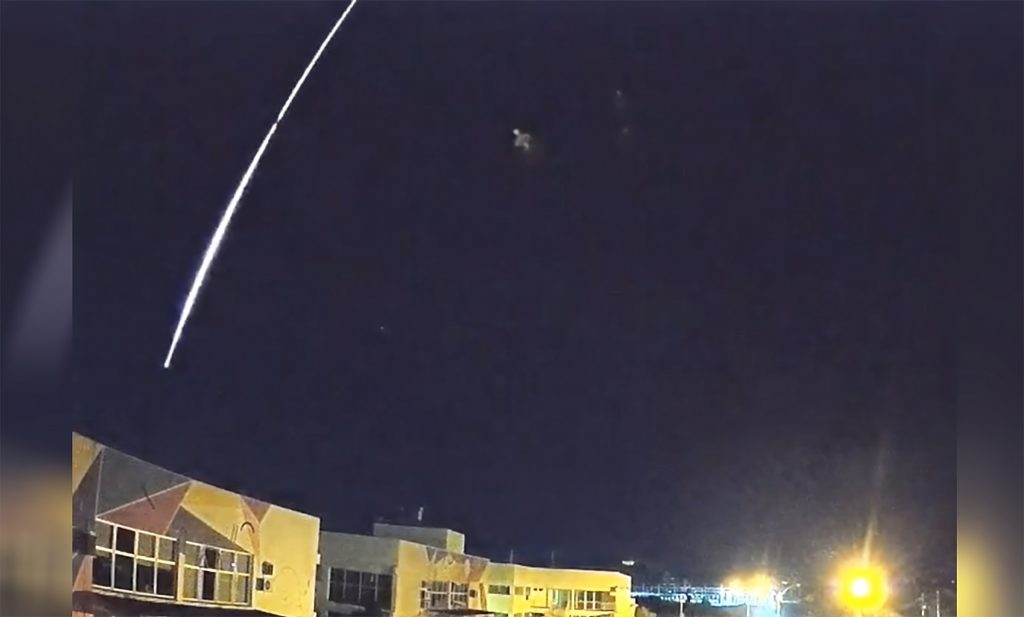 Meteoro “risca” o céu do RS e chama atenção por