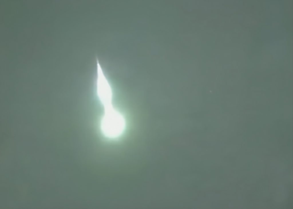 Meteoro verde explode no céu de Minas Gerais