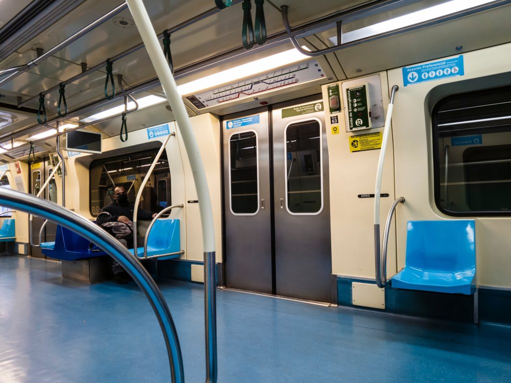 Metrô de SP aumenta assentos preferenciais por conscientização; entenda