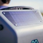 Mochila com painel solar carrega celulares de moradores de rua