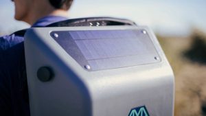 Mochila com painel solar carrega celulares de moradores de rua