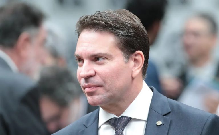 Moraes decreta prisão de Alexandre Ramagem após saída clandestina do