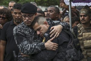 Morre o 5º policial baleado em megaoperação no RJ