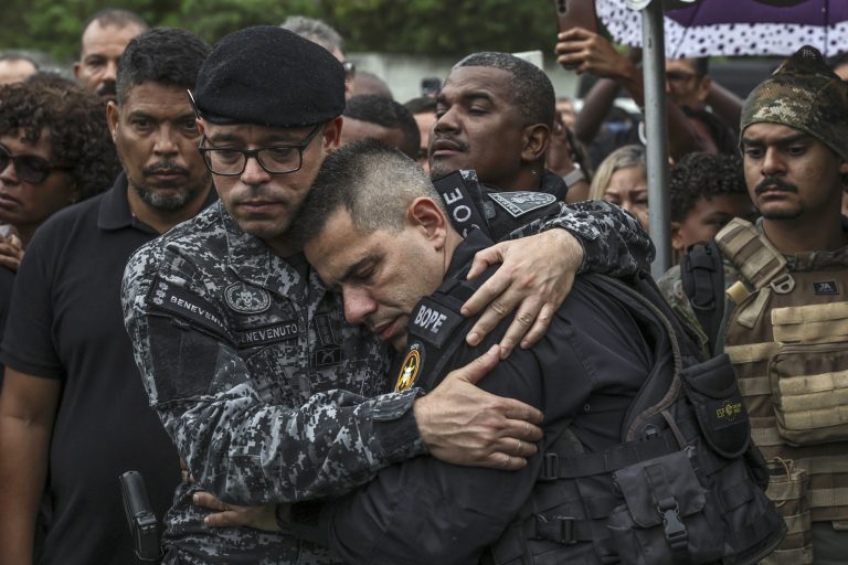 Morre o 5º policial baleado em megaoperação no RJ