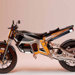 Moto com painéis solares retráteis promete recarga própria