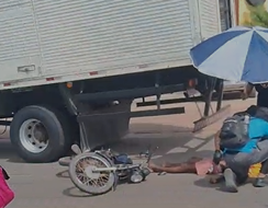 Motociclista colide com caminhão na Avenida do Araçagi e fica