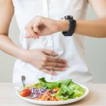 Muito tempo sem comer? Veja sintomas do jejum prolongado e