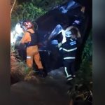 Mulher fica presa às ferragens após carro cair de ponte