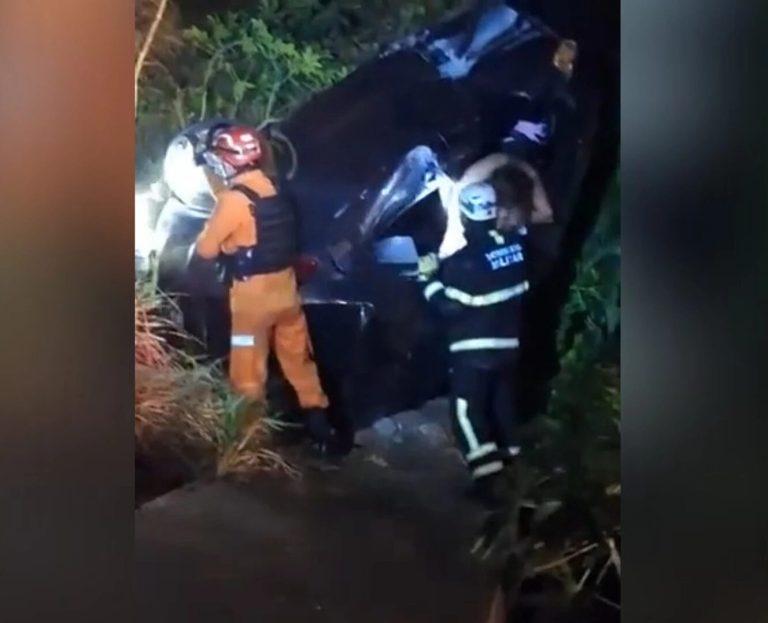 Mulher fica presa às ferragens após carro cair de ponte
