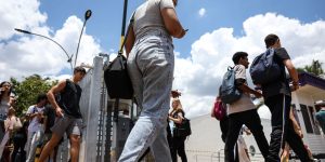 No DF, candidatos do Enem chegam cedo sob sol forte