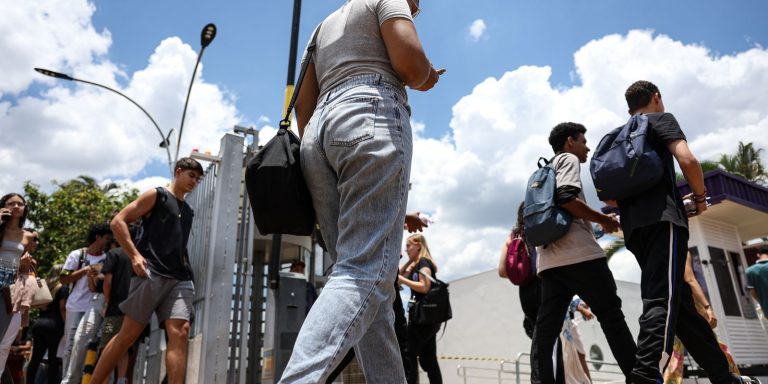 No DF, candidatos do Enem chegam cedo sob sol forte