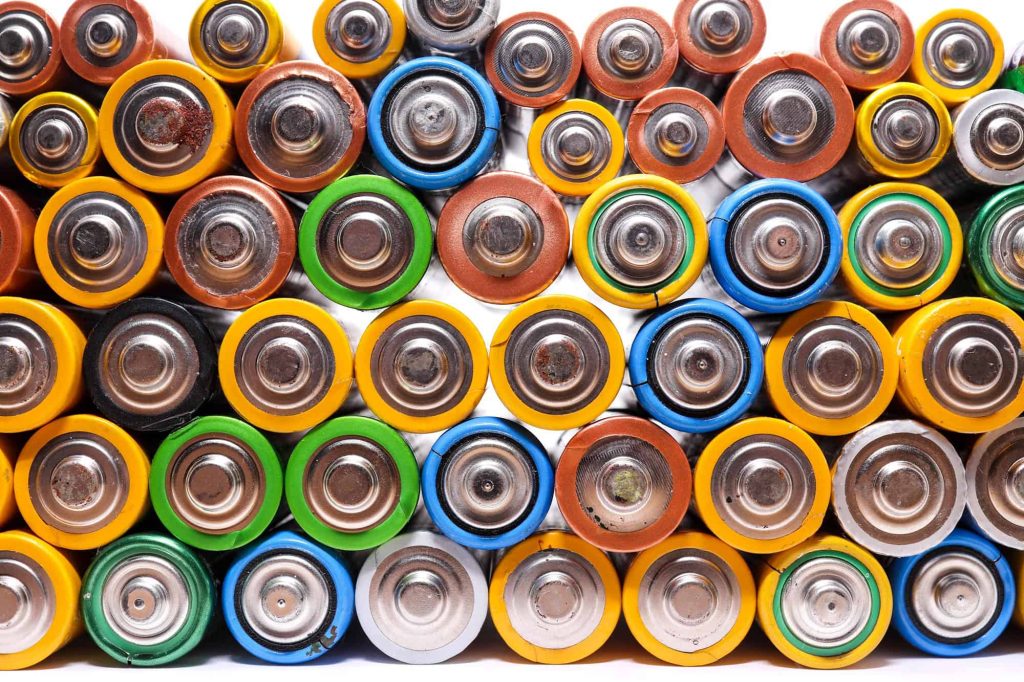 Nova técnica barateia recuperação de lítio de baterias usadas