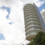 O prédio giratório de Curitiba que segue vazio desde 2004