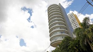 O prédio giratório de Curitiba que segue vazio desde 2004