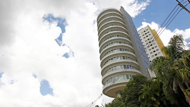 O prédio giratório de Curitiba que segue vazio desde 2004