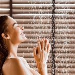 O que acontece se você dormir com o cabelo molhado?