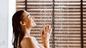 O que acontece se você dormir com o cabelo molhado?