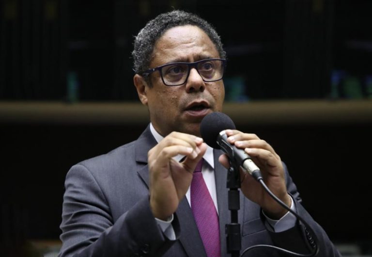 Orlando Silva alerta para "colonialismo digital" em programa que privilegia