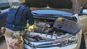 PRF recupera carro roubado e prende motorista com mandado de