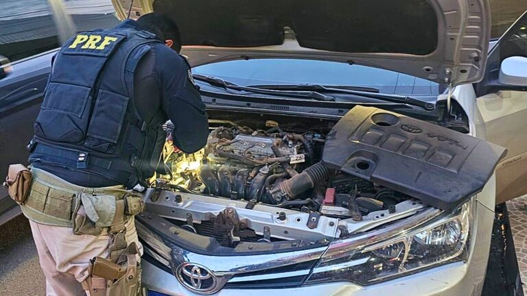PRF recupera carro roubado e prende motorista com mandado de