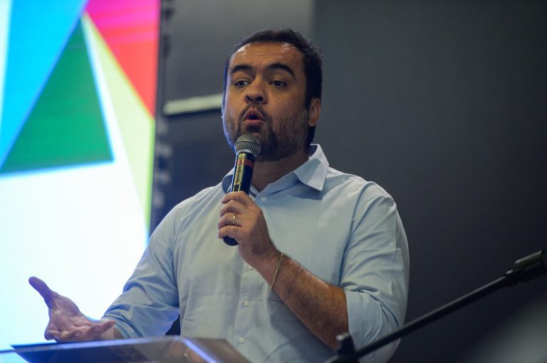 PT aciona STF contra Castro por contato com governo Trump