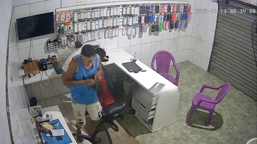 Pai de assaltante devolve objetos furtados de loja