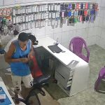 Pai de assaltante devolve objetos furtados de loja