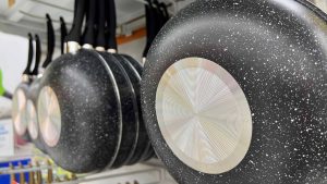 Panelas antiaderentes são perigosas? Entenda os possíveis problemas causados pelo