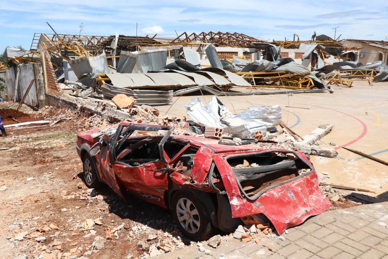 Paraná inicia processo de reconstrução de cidade após tornado
