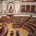 Parlamento português aprova dedução no IRS do IVA de livros,