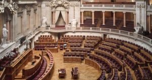 Parlamento português aprova dedução no IRS do IVA de livros,