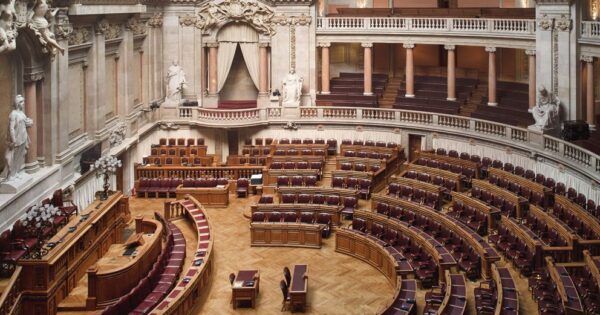 Parlamento português aprova dedução no IRS do IVA de livros,