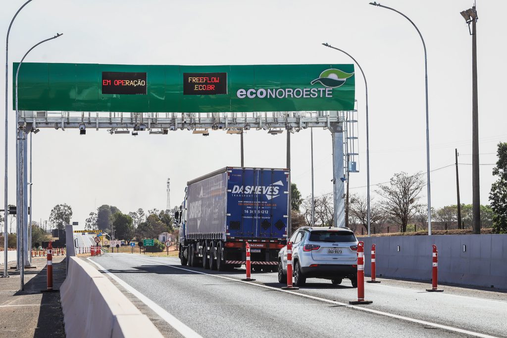 Pedágio free flow vira dor de cabeça para Tarcísio em