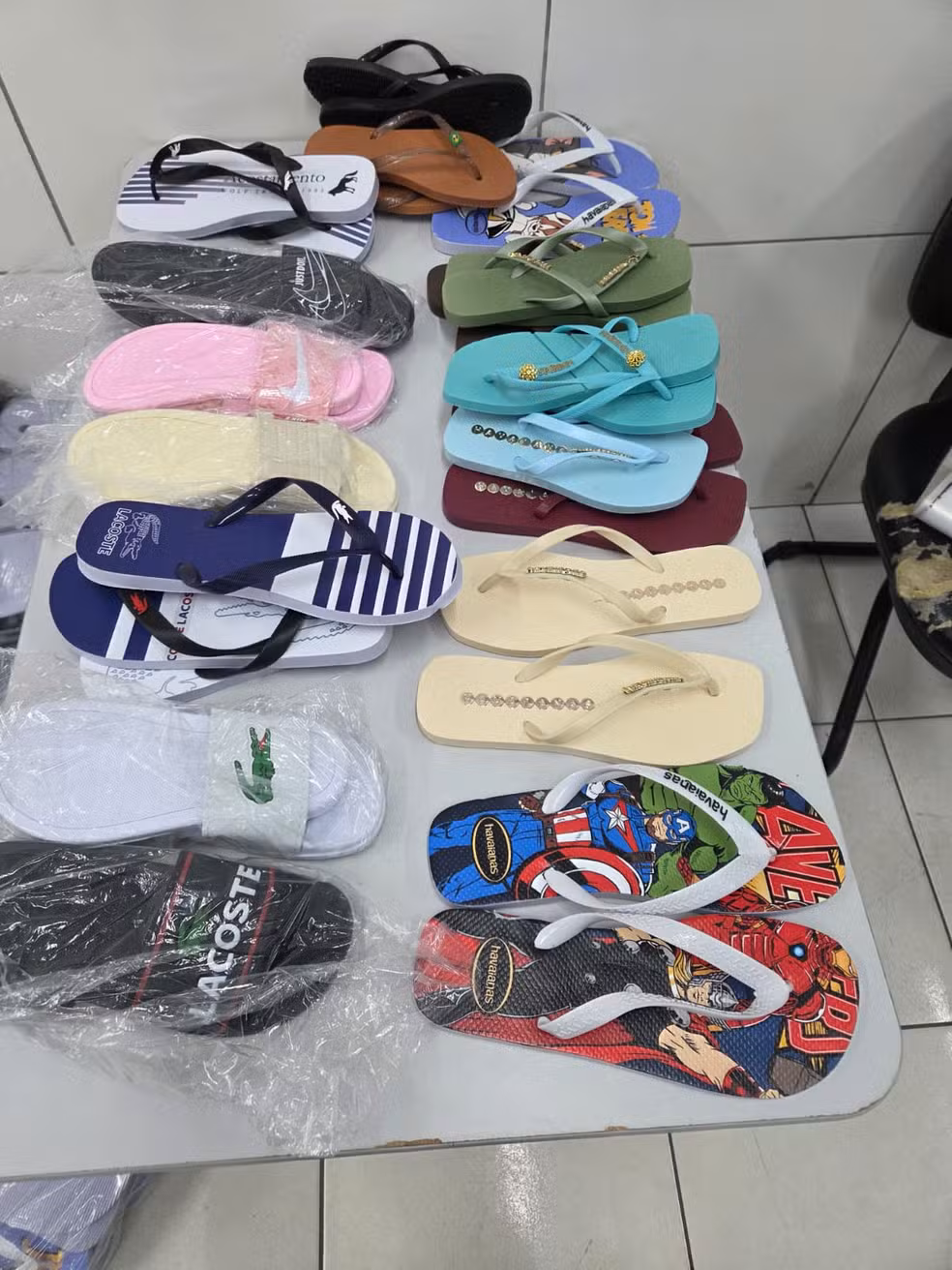 Polícia apreende quase 3 mil sandálias falsificadas em Timon